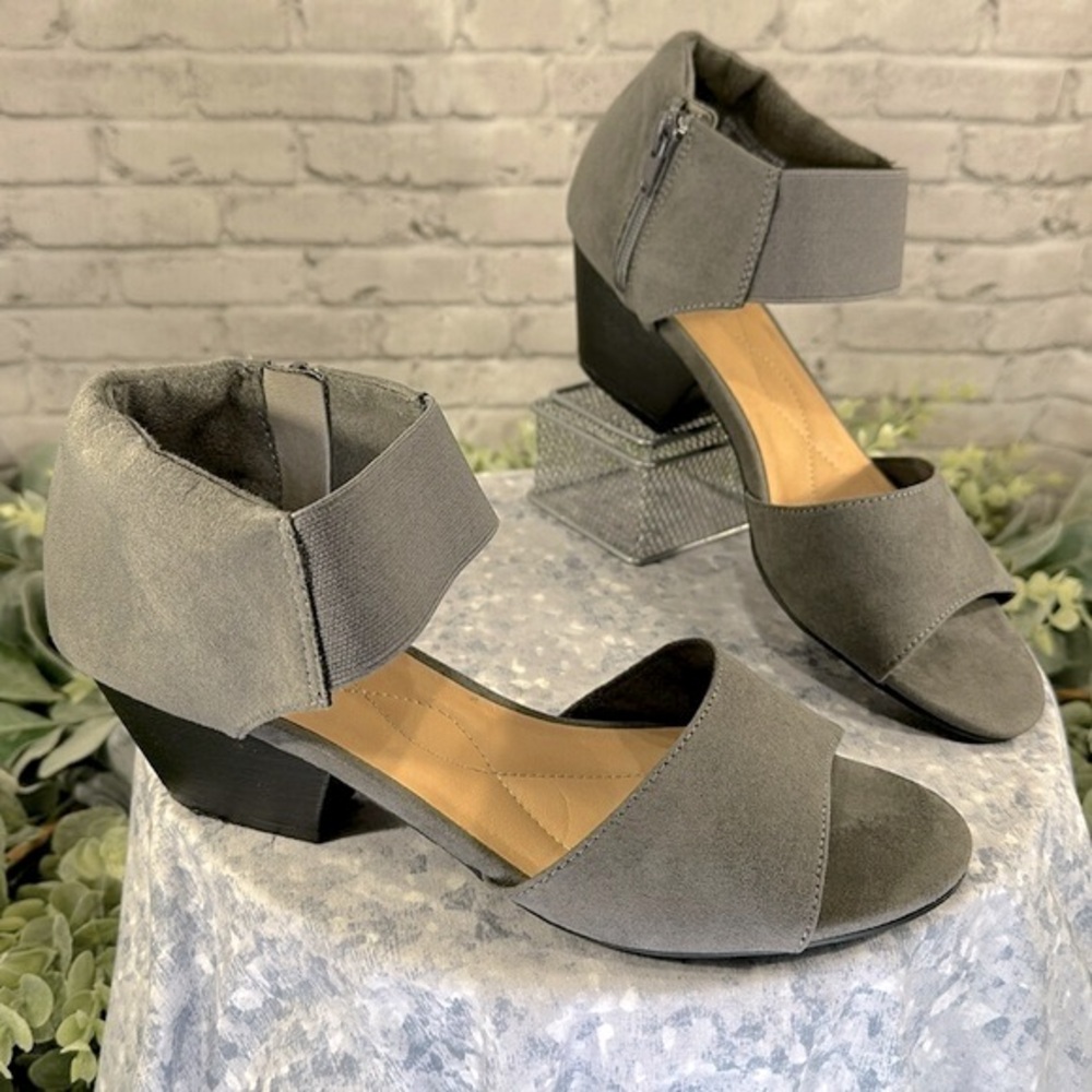 I ❤️ Comfort “Syla” Gray Faux Suede Open Toe Anklewrap Dress Sandals WMS 8M🩶GUC